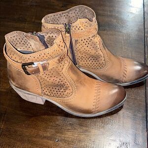 Women's Roan by Bed Stu tan Ankle Boots w buckles size 8.5